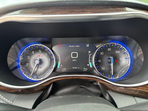 Used 2023 Chrysler Pacifica Limited FWD image 18
