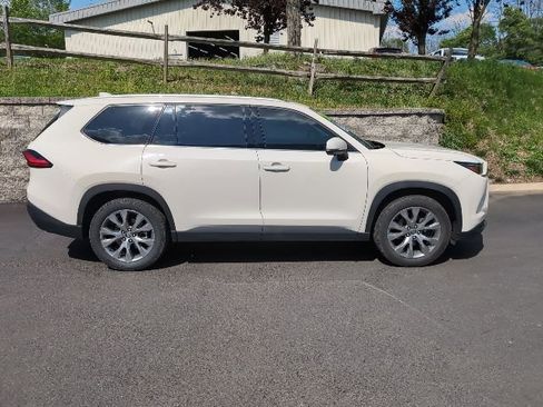 Used 2024 Toyota Grand Highlander AWD image 2
