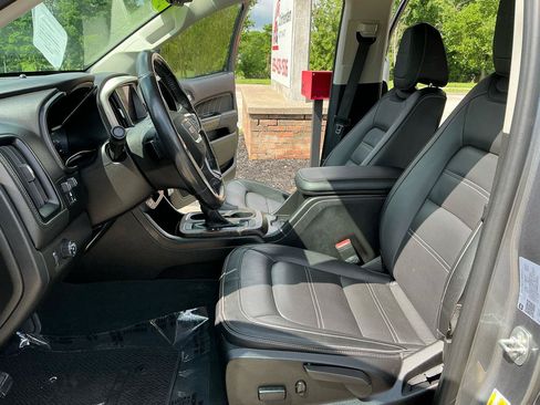 Used 2022 GMC Canyon Denali RWD image 15