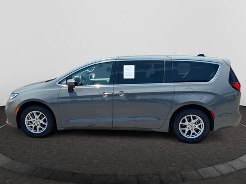 Used 2023 Chrysler Pacifica Touring-L FWD image 2