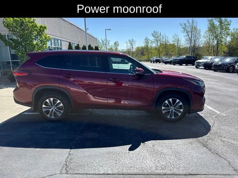 Used 2021 Toyota Highlander XLE AWD/4WD image 2