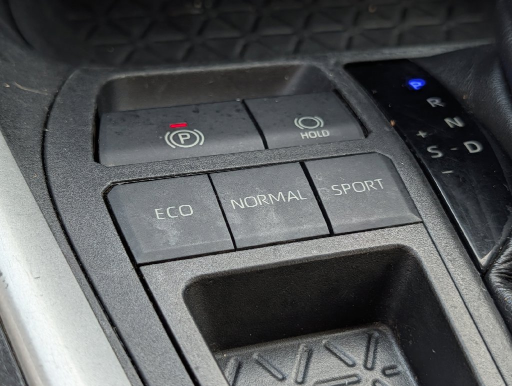 Used 2021 Toyota RAV4 XLE w/ Convenience Package FWD image 17