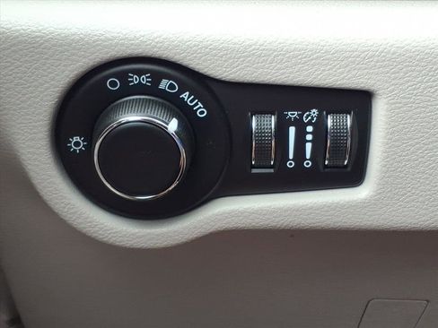 Used 2022 Chrysler Voyager LX FWD image 18