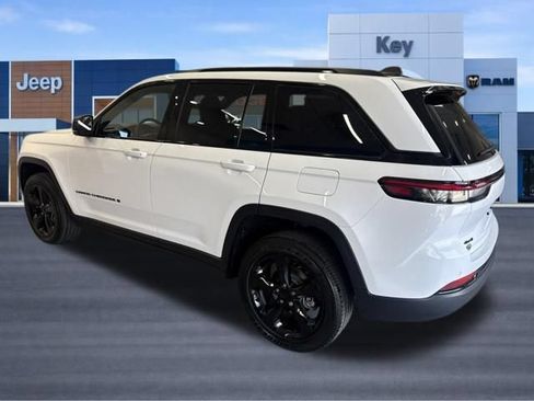 Used 2023 Jeep Grand Cherokee Altitude AWD/4WD image 4