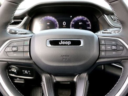 New 2025 Jeep Grand Cherokee L Laredo image 11