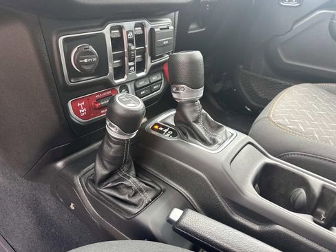 Used 2024 Jeep Gladiator Mojave w/ Convenience Group AWD/4WD image 24