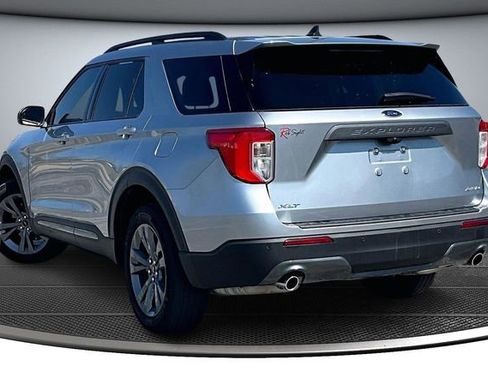 Used 2024 Ford Explorer XLT w/ Equipment Group 202A AWD/4WD image 4