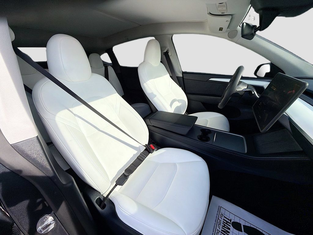 Used 2024 Tesla Model Y Long Range AWD/4WD image 29