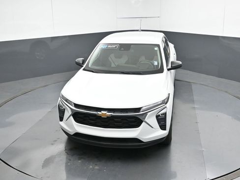 Used 2025 Chevrolet Trax LS image 42