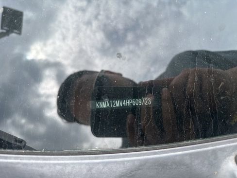 Used 2017 Nissan Rogue SV AWD/4WD image 12