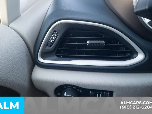 Used 2022 Chrysler Voyager LX image 31