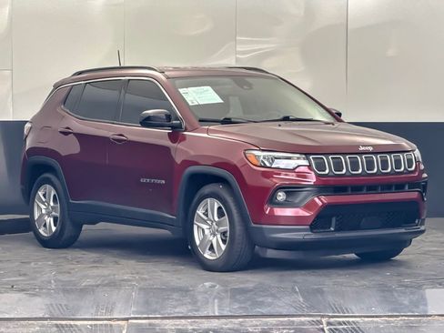 Used 2022 Jeep Compass Latitude FWD image 1