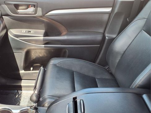 Used 2018 Toyota Highlander XLE AWD/4WD image 16