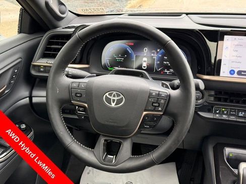 Used 2025 Toyota Crown Platinum AWD/4WD image 14