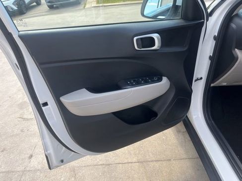 Used 2022 Hyundai Venue SEL FWD image 11