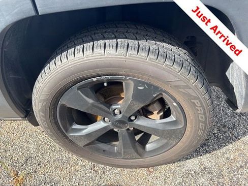 Used 2018 Jeep Cherokee Latitude w/ Altitude Package FWD image 18