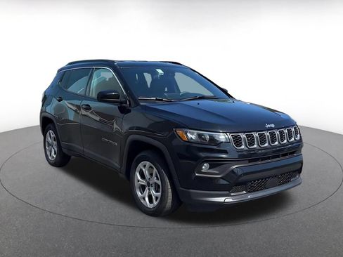 Used 2025 Jeep Compass Latitude AWD/4WD image 3