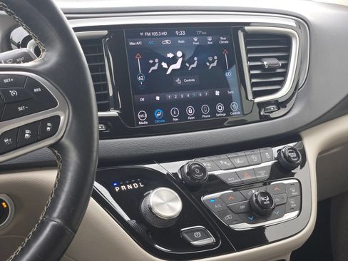 Used 2020 Chrysler Pacifica Touring-L Plus FWD image 15