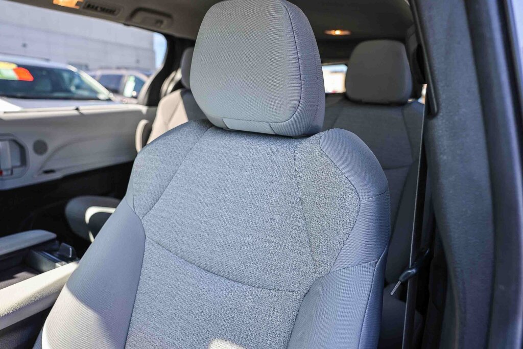 Certified 2025 Toyota Sienna LE FWD image 17