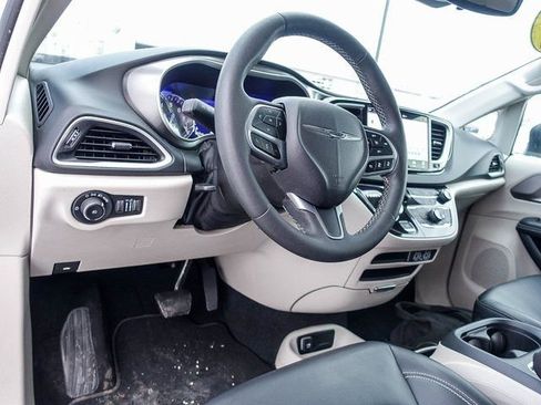 Used 2023 Chrysler Pacifica Touring-L image 26