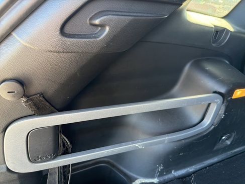 Used 2017 Jeep Cherokee Limited image 12