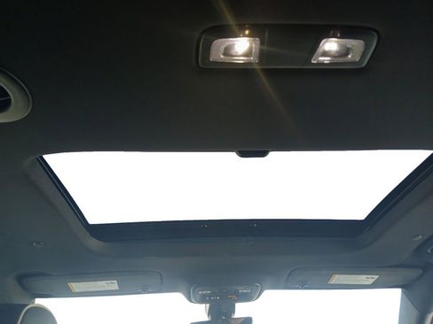 Used 2023 Chevrolet Traverse Premier image 11