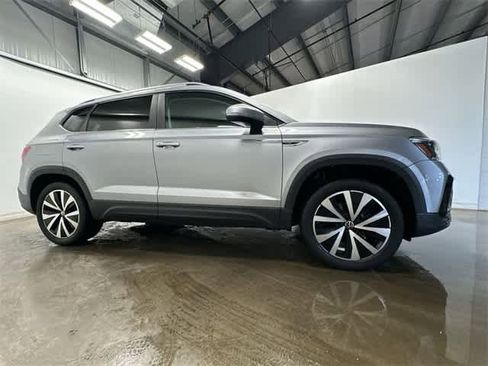 Certified 2023 Volkswagen Taos SE image 3
