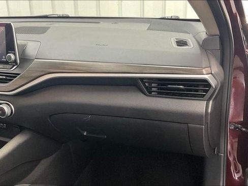 Used 2025 Nissan Altima 2.5 SV FWD image 17