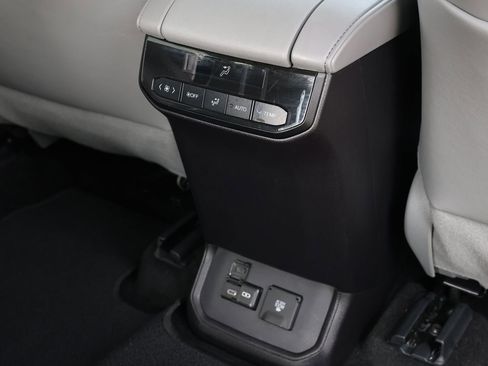 Used 2024 Toyota Highlander Limited FWD image 35