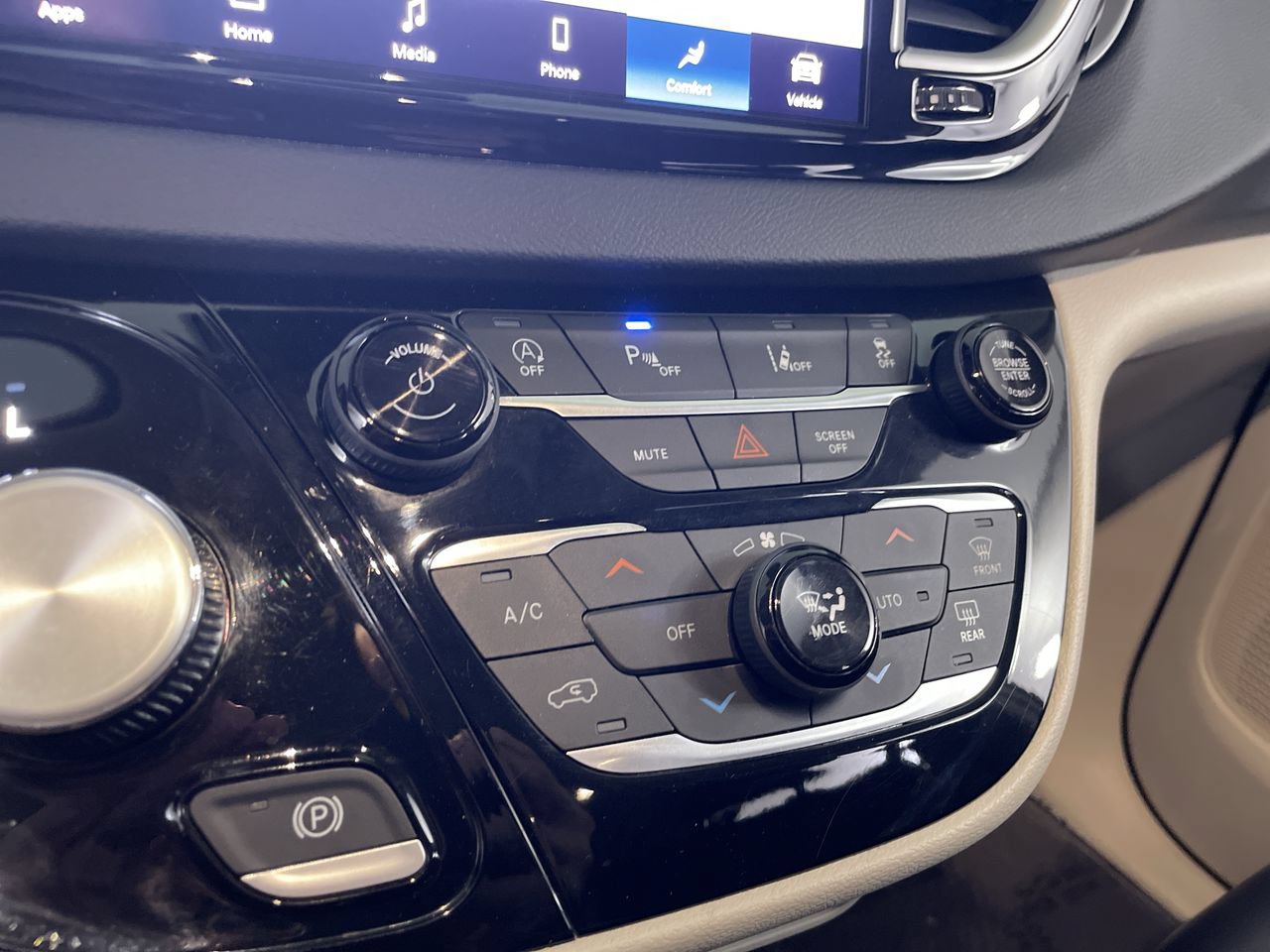 Used 2023 Chrysler Pacifica Touring-L FWD image 18