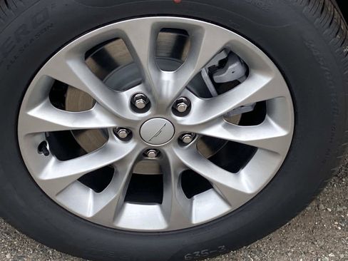 New 2027 Chrysler Pacifica Select AWD/4WD image 6