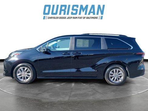 Used 2025 Toyota Sienna LE w/ LE Plus Package FWD image 3