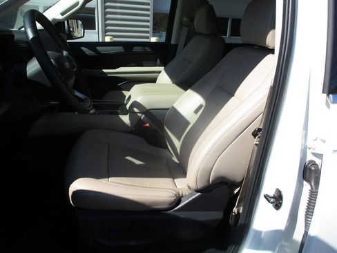 Used 2024 Ford Expedition XLT RWD image 12