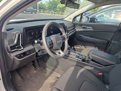 Used 2025 Kia Sportage LX FWD image 7