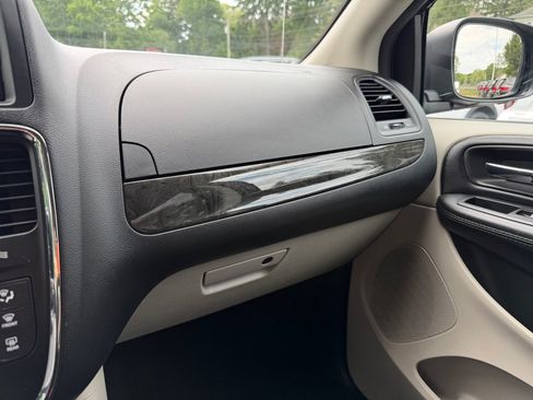 Used 2019 Dodge Grand Caravan SE FWD image 28