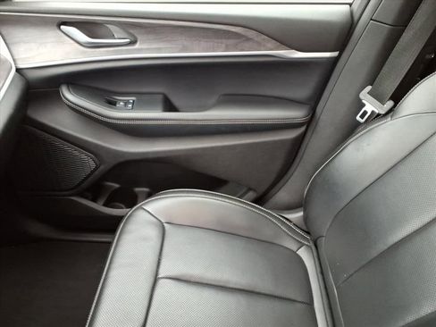 Used 2024 Jeep Grand Cherokee L Limited w/ Luxury Tech Group II image 32