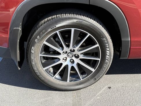 Used 2018 Toyota Highlander SE w/ Carpet Mat Package (TMS) image 14