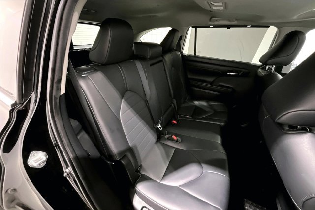Used 2020 Toyota Highlander XLE AWD/4WD image 31