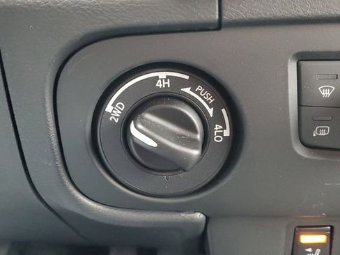 Used 2025 Nissan Frontier SL image 38