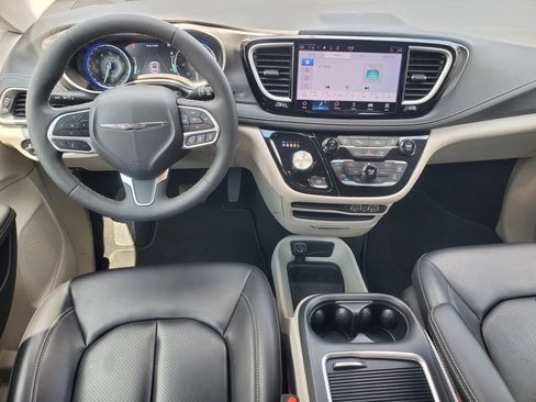 Used 2023 Chrysler Pacifica Touring-L AWD/4WD image 24
