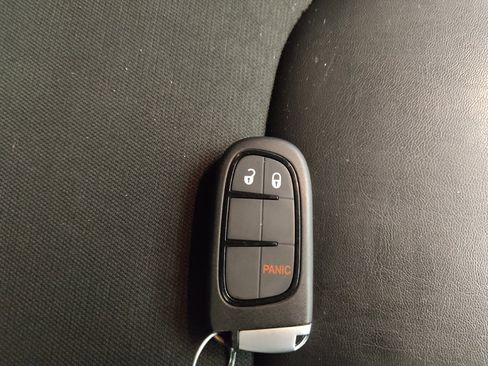 Used 2019 Jeep Cherokee Latitude Plus w/ Cold Weather Group AWD/4WD image 32
