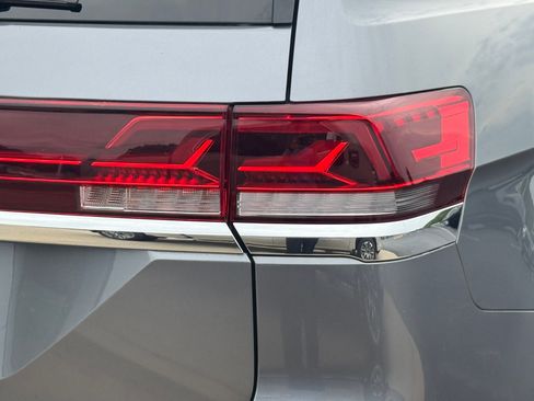 Used 2024 Volkswagen Atlas SE w/ Black Wheel Package FWD image 5
