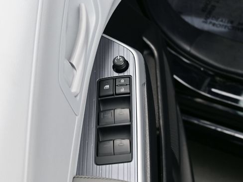 Used 2025 Toyota Sienna LE FWD image 10
