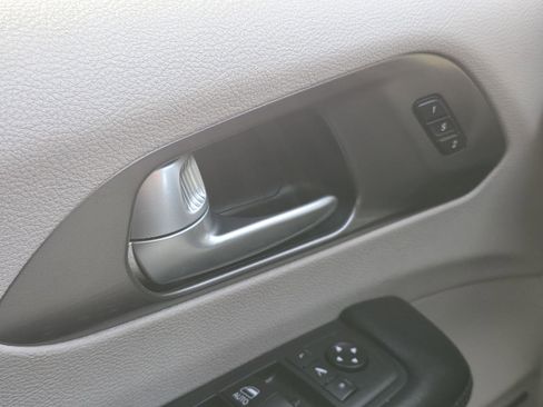 Used 2018 Chrysler Pacifica Limited image 10
