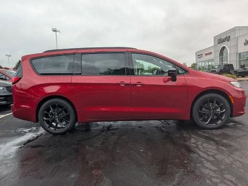 New 2026 Chrysler Pacifica Limited w/ S Appearance Package FWD image 10