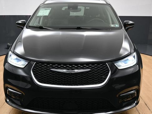 Used 2023 Chrysler Pacifica Touring-L FWD image 3