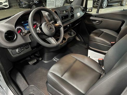 Used 2025 Mercedes-Benz Sprinter 2500 image 21