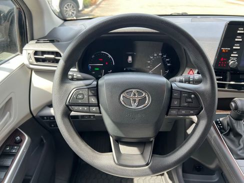 Certified 2024 Toyota Sienna LE FWD image 23