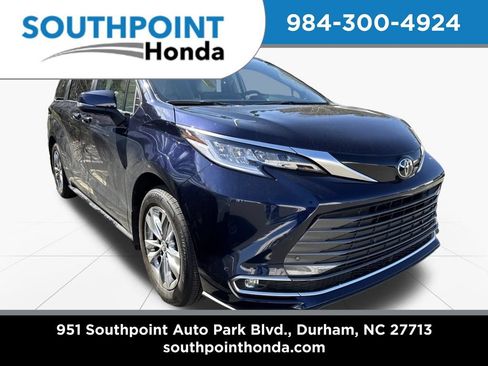 Used 2026 Toyota Sienna Limited image 1