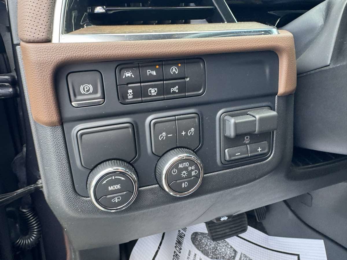 Used 2026 Chevrolet Suburban High Country RWD image 18